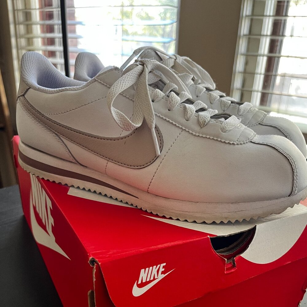 White Nike Cortez Sz 9 US